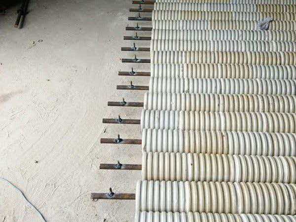 Rows of ceramic idlers for belt conveyor system