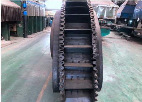Corrugated sidewall belt with rubber cleats and sidewalls