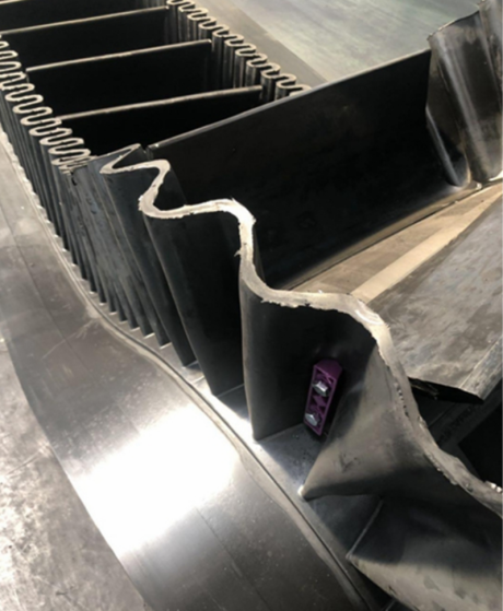 Sidewall conveyor belt for steep angle conveying