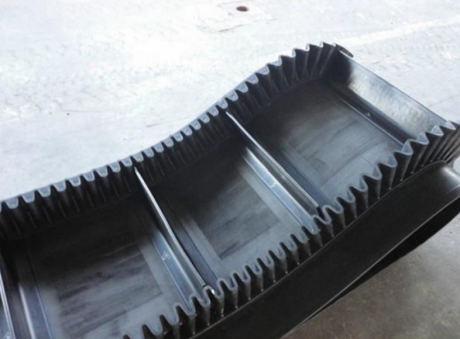Corrugated sidewall conveyor belt with cleats