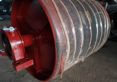 Rubber lagging pulley for conveyor belt traction