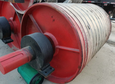 Rubber lagging conveyor pulley with red steel end plate