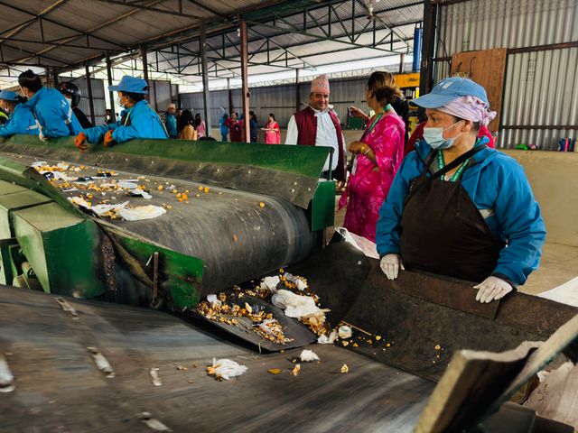 Recycling and waste handling conveyor belt application